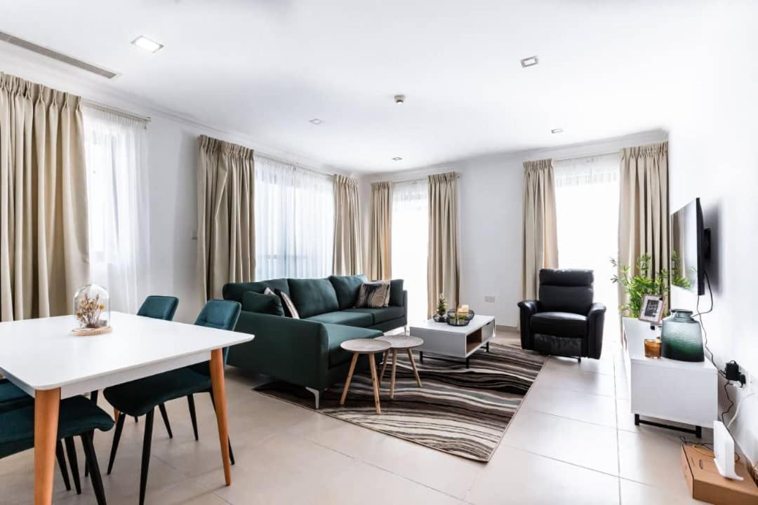 Amazing 2 Bedroom Room Space Available アクラ エクステリア 写真